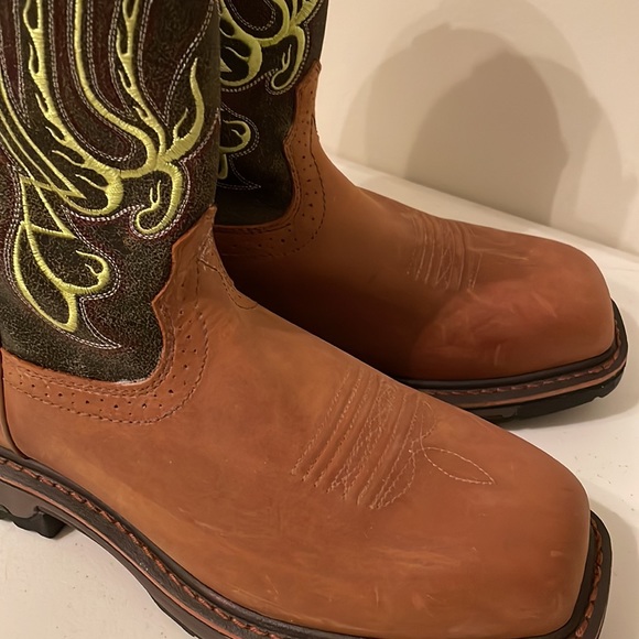 Never worn. Brand new. Steel toe ariat boots. Mens size 9.5